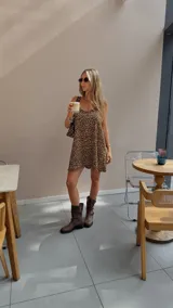 Vestido corto de jersey rib con estampado de cebra en blanco y negro, escote en V y tirantes finos.