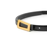Cinto de cuero negro con hebilla rectangular dorada.
