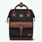 Mochila negra con detalles en cuero sintético, capacidad de 12L a 26L, con compartimento acolchado y sistema MOLLE.