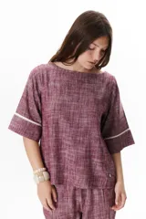 Blusa color azul con escote barco y mangas cortas con detalle de ribete blanco.