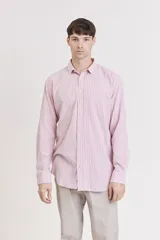 Camisa de manga larga a rayas verticales rosas y blancas, con cuello clásico y bolsillo en el pecho.