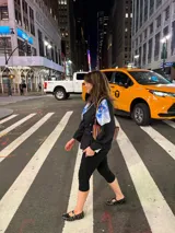 Bolso tipo bandolera, tejido en cuero color bordó, amarillo y blanco.