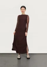 Vestido largo color marrón chocolate, con mangas largas de tul.
