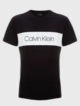 Remera de manga corta Calvin Klein color negro con banda horizontal blanca en el pecho y logo de la marca en color negro sobre la banda blanca.