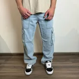 Pantalón jean color beige, corte recto y estilo cargo con bolsillos laterales.