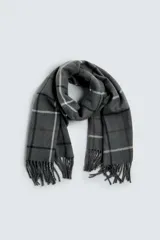 Bufanda gris con diseño a cuadros en blanco, marrón y negro, con flecos en los extremos.