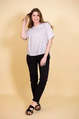Pantalón jean negro de tiro alto, con cinco bolsillos, confeccionado en tela con elastano. Tiene cierre frontal con doble botón y cierre metálico, y detalle de cuero en la parte delantera de la pretina.