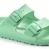 Sandalias Birkenstock modelo Arizona, fabricadas en EVA de color verde menta. Presentan dos tiras ajustables con hebillas y plantilla anatómica.