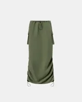 Pollera larga color verde militar con cordones ajustables en los laterales y bolsillo tipo cargo.