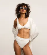 Conjunto de bikini blanco acanalado, compuesto por un corpiño con aro y una bombacha tipo hot pants de cintura alta.