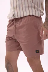 Bermuda de gabardina color beige con cordón ajustable en la cintura.