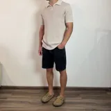 Chomba color marrón claro de tejido de punto con cuello polo y mangas cortas.