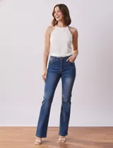 Jean de tiro alto, color azul, con corte bootcut y bolsillos delanteros y traseros.