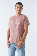 Remera azul de hombre, de manga corta, con logo en goma y arte estampado.