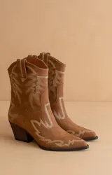Bota corta de cuero color marrón con bordados en color crema, taco bajo y punta fina. De estilo tejano.