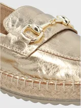 Mocasines dorados de cuero con adorno metálico dorado y suela de yute.