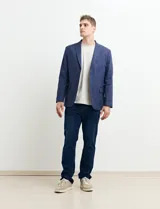 Saco azul de corte clásico con solapas de muesca, cierre de dos botones, bolsillo en el pecho y bolsillos laterales con solapa.