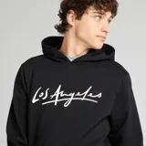Buzo con capucha color negro, con diseño gráfico en el frente que incluye texto.