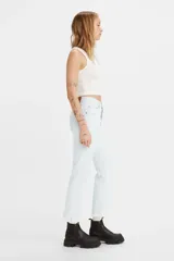 Pantalón jean celeste claro, corte recto, tiro alto y largo cropped con terminación desflecada.