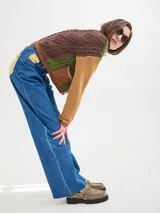 Pantalón de denim color marrón claro, de tiro alto, corte amplio y pinzas en la cintura.