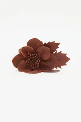 Cinturón ancho de cuero negro con una flor de cuero artesanal.