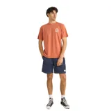 Remera color naranja de corte regular con estampado gráfico en el pecho.