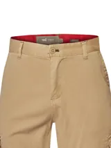 Pantalón cargo color beige con corte recto, bolsillos laterales con solapa y bolsillos traseros.