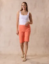 Bermuda color beige en gabardina elastizada, con pretina ancha elastizada, bolsillos simulados en la parte delantera y bolsillos aplicados en la parte trasera.