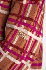 Sweater marrón con estampado de cuadros fucsia y blancos, de corte holgado y mangas largas.