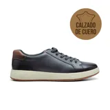 Zapato casual de cuero color marrón con cordones, suela blanca y logo de la marca en el lateral.