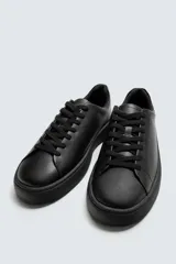 Zapatillas urbanas de cuero color blanco, con cordones y suela de goma con plataforma.
