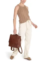 Musculosa color beige con diseño de trenzas, cuello redondo y breteles anchos.