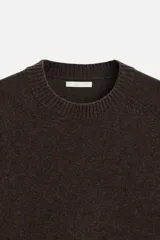 Chaleco marrón oscuro de punto de lana con cuello redondo y sisa.