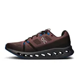 Championes de running On Cloudsurfer, color chocolate con detalles en negro y azul.
