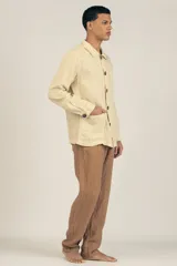 Campera estilo sobrecamisa color crema, confeccionada en lino premium con bolsillos frontales y costuras reforzadas.