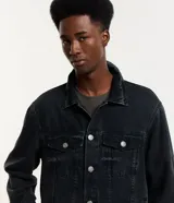Campera de jean para hombre, de corte regular, con efecto desteñido, cuello inglés, manga larga, abotonada en el frente y bolsillos con solapa en el pecho.