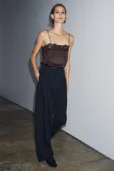 Pantalón de vestir azul marino con raya diplomática, tiro medio, corte wide leg, pinzas delanteras, bolsillos traseros y cierre frontal con cremallera y doble botón. Colección Zara Woman.