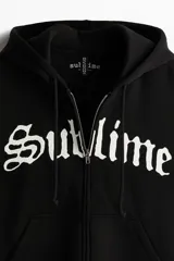 Campera negra con capucha y cierre frontal, con bolsillos tipo canguro y puños y cintura acanalados. Estampado frontal con el logo de la banda Sublime en color blanco.