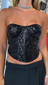 Corset strapless negro con lentejuelas.