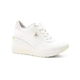 Championes blancos con plataforma, cordones y detalle de logo en el lateral.