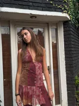 Vestido corto con lentejuelas color verde esmeralda, escote en V profundo y espalda descubierta.