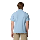 Remera tipo polo celeste con tecnología Omni-Wick que absorbe la humedad y tela elástica en cuatro direcciones. Logo de Columbia bordado en el pecho. Ideal para uso casual.