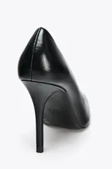 Zapato de tacón fino color negro, con escote redondo y acabado en punta.