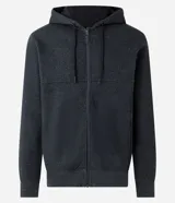 Saco deportivo gris de algodón y poliéster, con capucha ajustable con cordón, cierre frontal con cremallera, mangas largas con puños ajustados y bolsillos laterales.