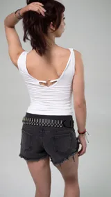 Top negro con cuello drapeado y tachas plateadas formando una cruz en el frente.