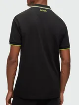 Remera polo blanca de algodón de la marca Boss, modelo Paddy Pro, corte regular fit, con cuello y puños acanalados con detalles en negro y amarillo, y logo bordado en el pecho.