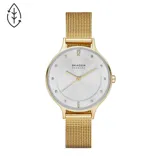 Reloj de acero inoxidable color oro, con esfera plateada y detalles en cristales.