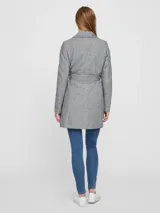 Gabardina gris con cinturón para ajustar a la cintura y bolsillos laterales.