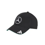 Gorra Adidas negra con logo de Mercedes Benz bordado en blanco en el frente y logo de Adidas bordado en blanco en la visera.