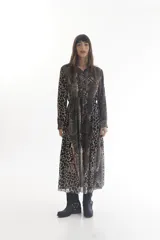 Vestido midi camisero de gasa con estampado animal print de leopardo, cuello camisero, manga larga con puños abotonados, cierre frontal con botones y forro interior en la falda.